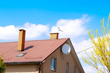 Arka bahçesi yüksek çitlerin arkasında özel bir banliyö evi. Yeşil thuja çitli ekolojik alanda güzel bir kır evi kompleksi. Modern mimari, zenginlik ve lüks konsept.