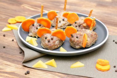 Küçük köfte faresi, havuç kulaklı köfte, tabakta peynir, çocuk partisi için yaratıcı ve eğlenceli yiyecek fikri. Ürkütücü Cadılar Bayramı tatlı ikramları için menü, yenilebilir şirin fare seçici odak.