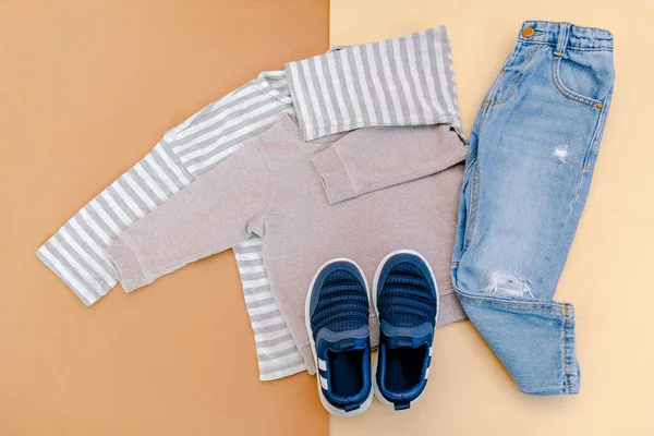 Baby Sneakers Shirt Maglione Jeans Pantaloncini Set Abbigliamento Bambini Accessori — Foto Stock