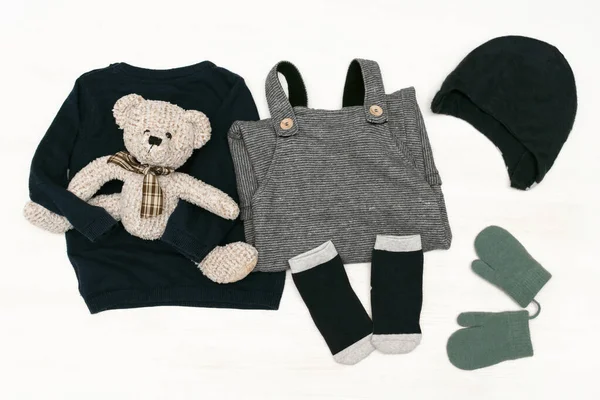 Knitted Romper Sweater Jumper Hat Socks Mittens Bear Toy Set — 图库照片