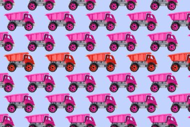 Renkli pembe plastik damperli kamyon, bahşiş kamyonu, mavi arka planda izole edilmiş araba oyuncağı asimetrik iz, model, şablon, çocuklar için oyuncaklar, kızlar için gelişim, oyun, çocukluk.