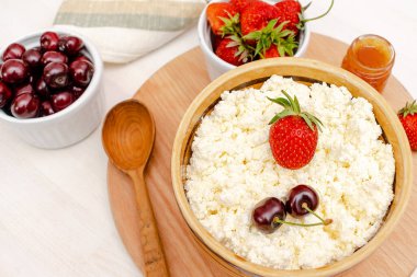 Yazlık çilekli süzme peynir. Ballı kaymak peyniri. Sağlıklı süt ürünü kalsiyum, protein ürünü, kahvaltı, öğle yemeği, yaşam tarzı, diyet, detoks, düzgün beslenme..