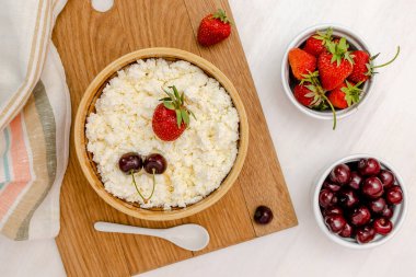 Yazlık çilekli süzme peynir. Ballı kaymak peyniri. Sağlıklı süt ürünü kalsiyum, protein ürünü, kahvaltı, öğle yemeği, yaşam tarzı, diyet, detoks, düzgün beslenme..