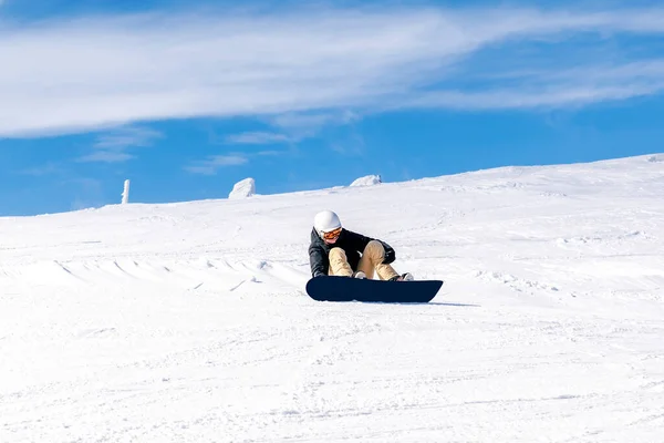 Donne Ragazza Tuta Invernale Casco Occhiali Con Snowboard Sulla Collina — Foto Stock