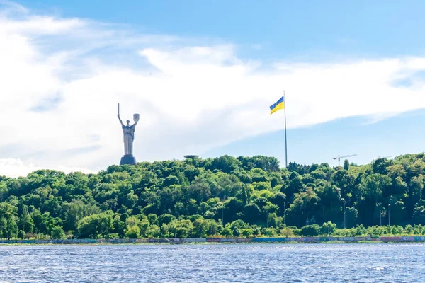 Voyage Paysage Urbain Rivière Dnipro Monument Patrie Statue Drapeau Bleu — Photo