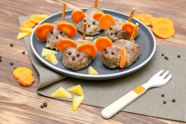 Küçük köfte faresi, havuç kulaklı köfte, tabakta peynir, çocuk partisi için yaratıcı ve eğlenceli yiyecek fikri. Ürkütücü Cadılar Bayramı tatlı ikramları için menü, yenilebilir şirin fare seçici odak.