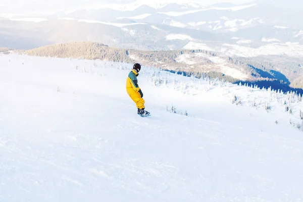 Kış Tulumlu Bir Adam Miğfer Kar Tepelerinde Snowboard Süren Gözlükler — Stok fotoğraf