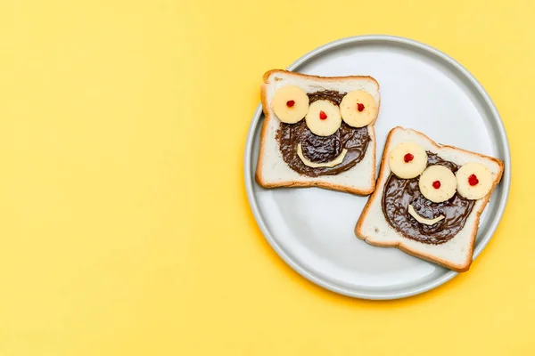 Drôle Visage Monstre Sur Pain Grillé Sandwich Halloween Avec Beurre — Photo