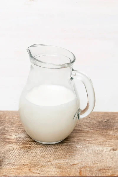 ボトル ジャグ 有機自家製の天然乳ヨーグルトのガラス キッチンテーブルの上のタンパク質ドリンク 健康で環境に優しい食事 — ストック写真