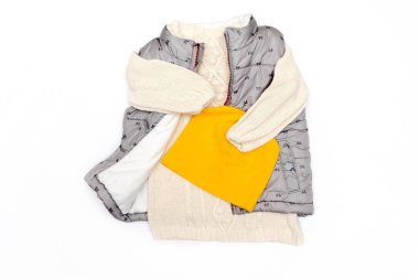 Yelek, sıcak kazak, kazak, örgü pamuk şapka, balta. Bebek kıyafetleri, kıyafetler, bahar, sonbahar, kış için aksesuarlar, beyaz arka planda. Moda kızları çocuk kıyafetleri. Düz yatış, üst manzara, model..