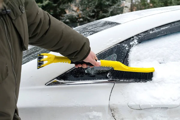 Hombre Cepillando Nieve Hielo Del Parabrisas Del Coche Con Cepillo —  Fotos de Stock