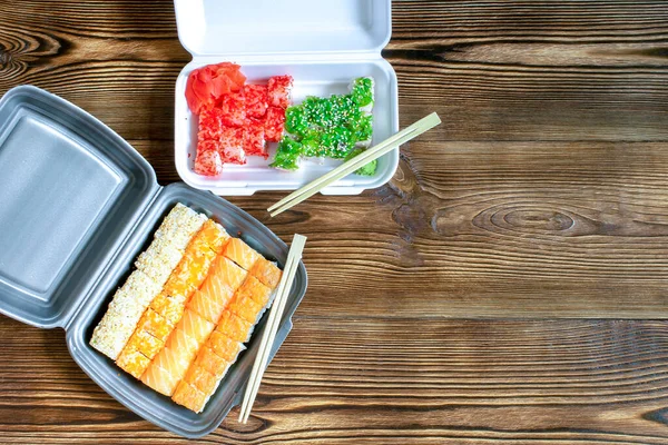 Ryby Sushi Rolki Łososia Sezamu Imbir Wasabi Pakowane Plastikowym Pojemniku — Zdjęcie stockowe