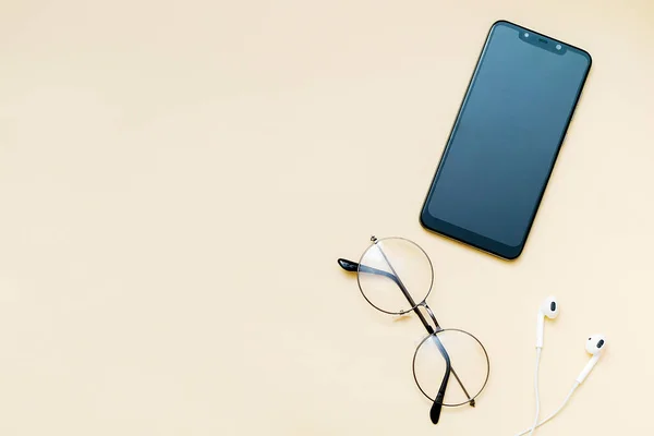 Horní Pohled Černý Smartphone Prázdnou Obrazovkou Drátěné Sluchátka Brýle Brýle — Stock fotografie