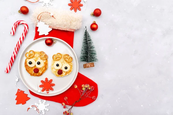 Weihnachten Hirsche Gesicht Geformten Pfannkuchen Mit Süßen Frischen Himbeeren Und — Stockfoto