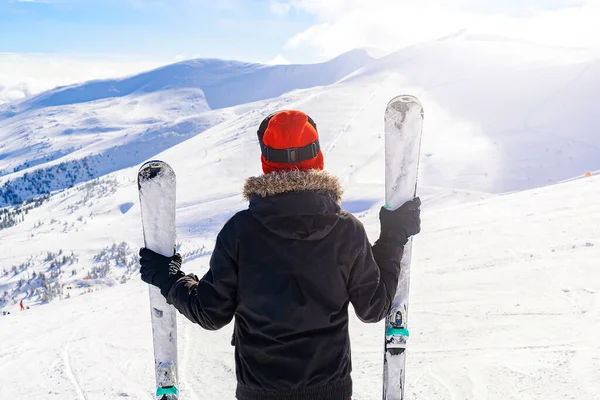 冬の全体で女の子 スキーマスク スキーグラス 冬の高山スキーリゾートの休日で高いカルパチア山脈を見て雪の丘の上 屋外自然景観 ウクライナ ヨーロッパ — ストック写真