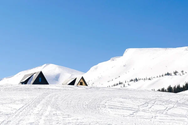 Маленькі Дерев Яні Сільські Будинки Сніговим Льодом Високих Горах Сонячний — стокове фото