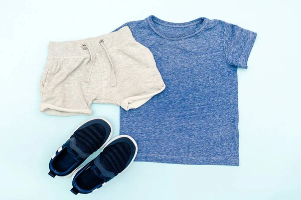 Bambini Estivi Vestiti Blu Accessori Con Shirt Shorts Sneakers Abbigliamento — Foto Stock