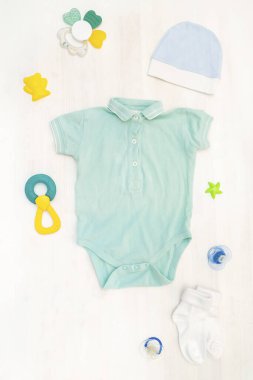 Şirin bebek şamatası, tulum, şapka, oyuncak çoraplar, bağcıklar. Çocuklar, çocuk kıyafetleri ve pastel mavisi aksesuarlar. Yeni doğan, bebek modası, kıyafet. Düz yatış, üst görünüm, model.