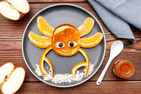Funny Crab Face Shape Snack Pancake Orange Apples Honey Plate — Stok Foto