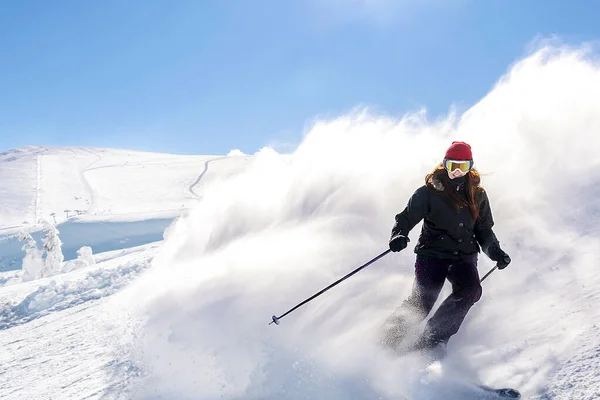 冬の全体で女の子 冬の高山スキーリゾートの休日に高いカルパチア山脈で新鮮なパウダースノーの丘でスキーマスクスキー 屋外自然景観 ウクライナ ヨーロッパ 極端なスポーツ — ストック写真