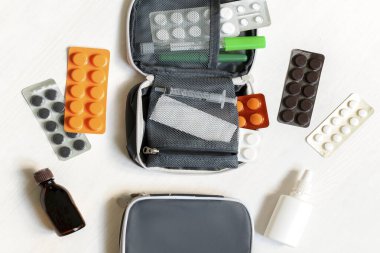 Günlük ilaç sandığı, haplar, haplar, vitaminler, ilk yardım çantası. İlaç kutusu ilaçları, besin takviyeleri. Hastalık virüsü ilaç dozajı için tıbbi tedavi.