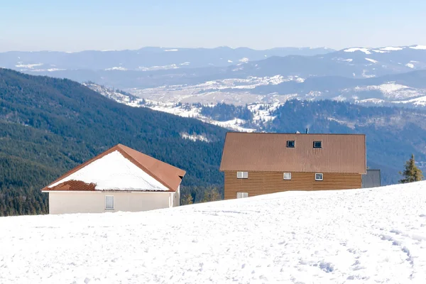 Kleine Ländliche Holzdörfer Beherbergen Gebäude Mit Schnee Eis Hohen Bergklippen — Stockfoto