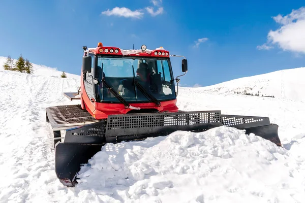 Red Modern Snowcat Ratrack Snowplow Snow Grooming Machine Remover Truck — Stockfoto