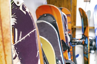 Snowboard 'lar, kayak merkezindeki mevsimlik depo için özel olarak dikilmiş ahşap duvarlara asılan kayaklar. Ekstrem kış sporu malzemeleri evde kullanılıyor