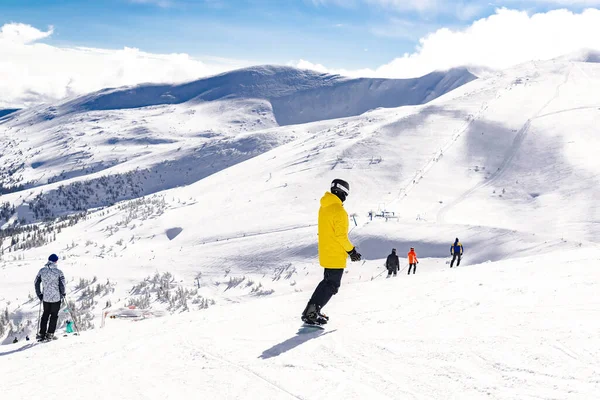 冬の全体で男 雪の丘の上のスノーボードに乗ってヘルメット ヨーロッパでの高山スキーリゾートでの斜面 冬の休日 屋外自然景観 カルパティア山脈 ウクライナ — ストック写真