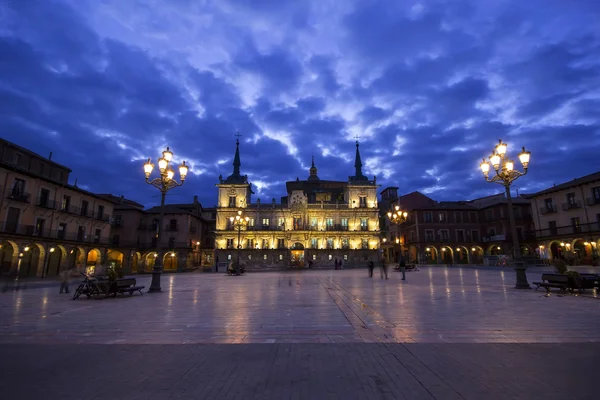 Vista nocturna de Plaza Mayor y antiguo ayuntamiento de León, España —  Fotos de Stock