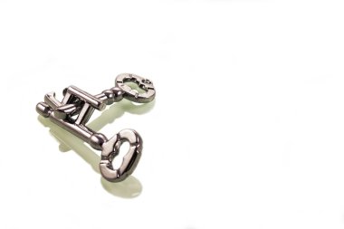 Beyaz bir arka planda izole metalik Zeka Oyunları