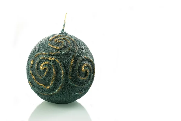 Türkis Kerze mit einem keltischen Symbol isoliert in einem weißen Backgr — Stockfoto
