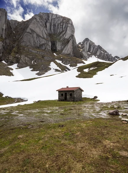 Refuge of Valley of Arbas in the north of Leon, Castilla - Leon, — Stock Photo, Image