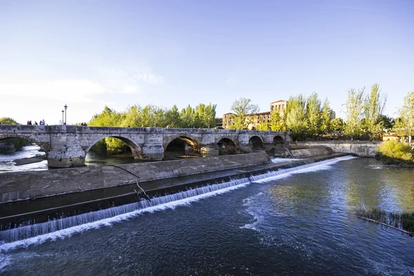 Punto di vista del convento di San Marcos dal fiume Bernes — Foto Stock