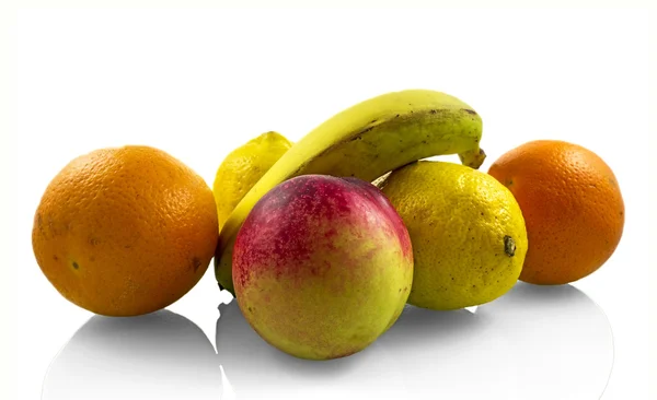 Algumas frutas de verão isoladas em um fundo branco — Fotografia de Stock