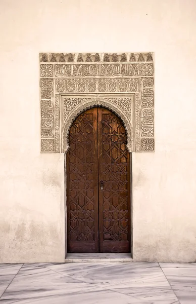 Porta decorata in stile arabo nell'Alhambra di Granada, Andal — Foto Stock