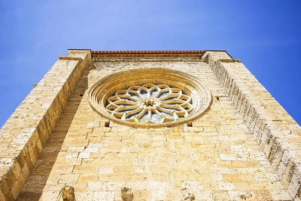 Toren van de kerk van santa maria in villalcazar de sirga, bleek — Stockfoto
