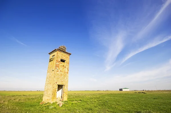 Oude elektrische transformatorstation in villambroz een dorp van pale — Stockfoto