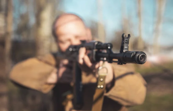 Muzzle of a machine gun close-up in the hands of a man — стоковое фото