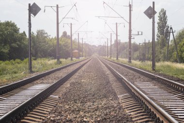 Demiryolu boş ve güneşli aydınlık, silah taşımacılığı