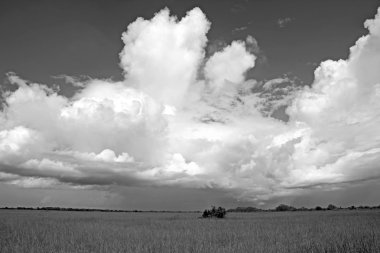 Açıklık alanlar üzerinde bulutlar