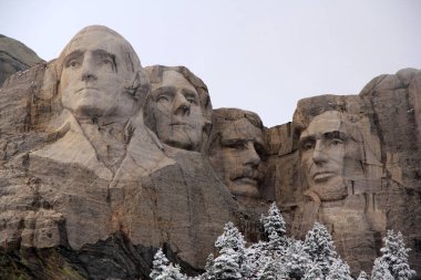 Rushmore Dağı Ulusal Anıtı 'nın bir parçası olan Rushmore Dağı, 8 Eylül 2020 tarihinde Keystone, SD' de ABD 'nin en çok tanınan simgelerinden biridir.