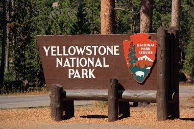 YELLOWON ULUSAL PARK, WY - 10 EYLÜL Ulusal Park Servisi tarafından 10 Eylül 2020 Yellowstone Ulusal Parkı girişlerinden biri olarak ilan edilen bir tabela, WY