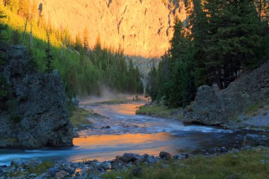 Firehole Nehri, Wyoming 'deki Yellowstone Ulusal Parkı' nda bulunan en muhteşem manzaralardan bazılarını sunar.
