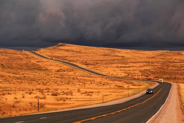 Naturskön Motorväg Wyoming Beger Sig Västerut Och Bort Från Höststorm Stockbild