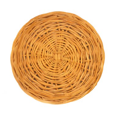 beyaz zemin üzerinde bir boş hasır çanak.