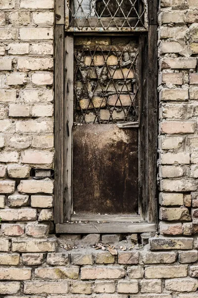 Staré špinavé okno na staré špinavé zdi — Stock fotografie