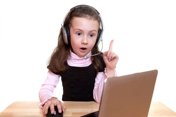 Meisje in de hoofdtelefoon in de buurt van laptop Rechtenvrije Stockfoto's
