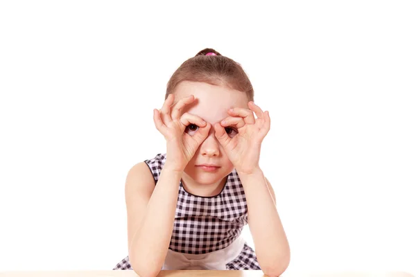 Meisje legde haar handen in de vorm van bril op een witte achtergrond — Stockfoto