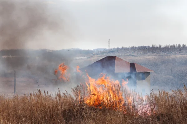 Fuego cerca de la casa sin terminar — Foto de Stock